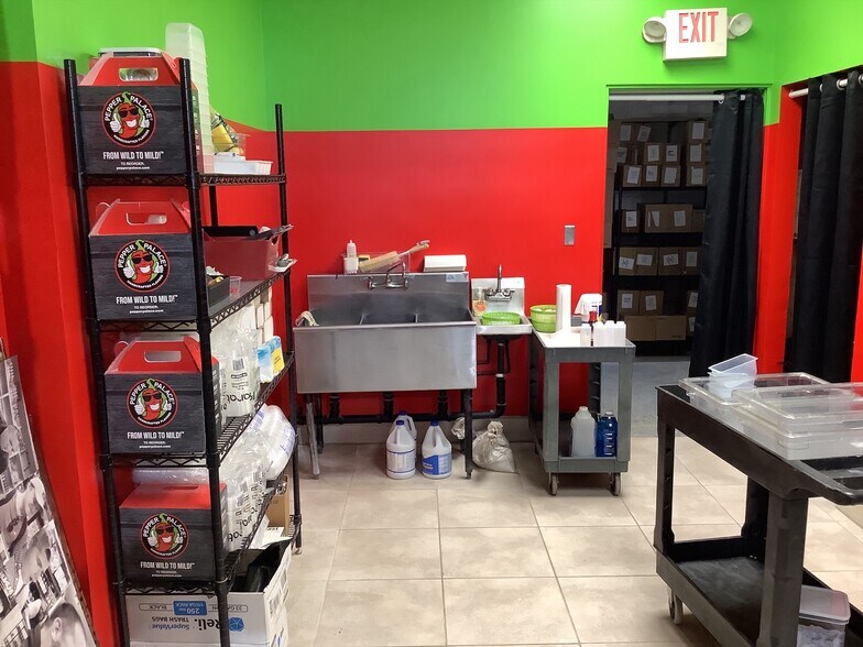 More Photos Of 19-23 N Blvd Of Presidents, Sarasota Storefront For Lease