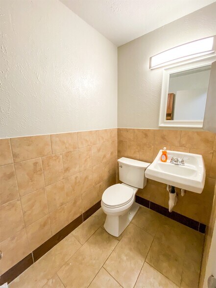 More Photos Of 916 S Locust St, Denton Warehouse For Lease