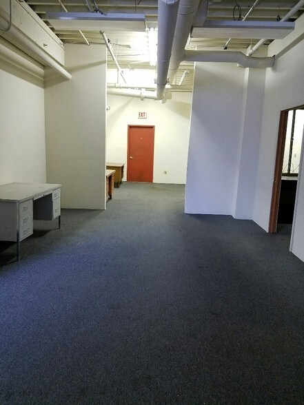 More Photos Of 3130-3136 W Chicago Ave, Chicago Showroom For Sale