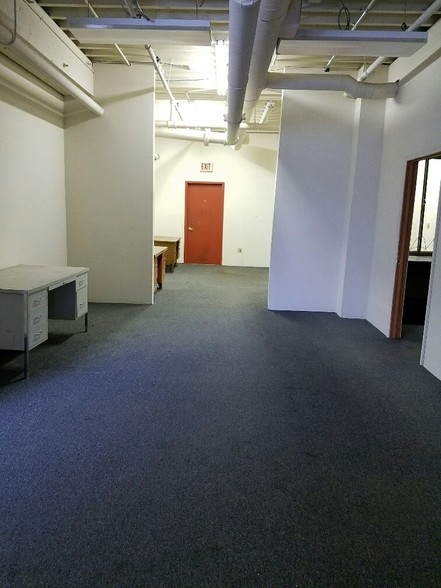 More Photos Of 3130-3136 W Chicago Ave, Chicago Showroom For Sale