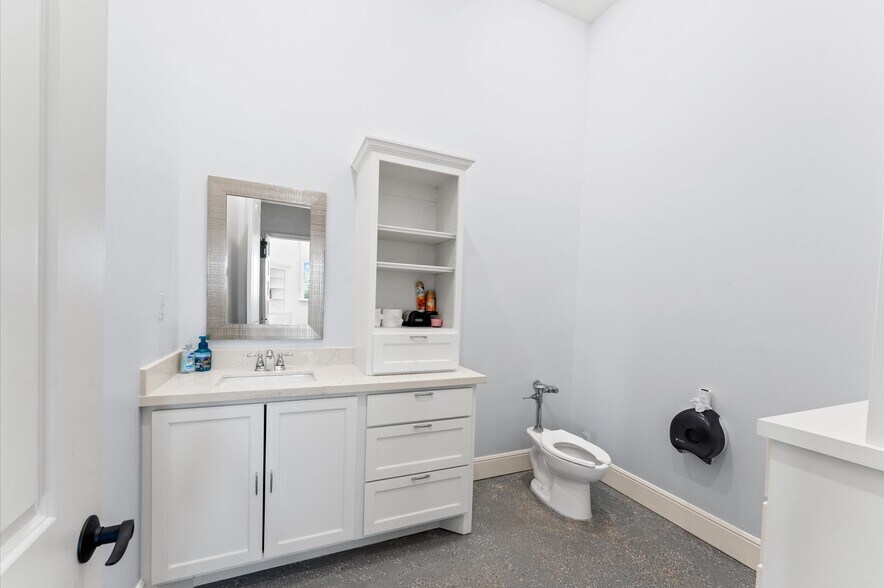 More Photos Of 5155 Almeda Genoa Rd, Houston Sports And Entertainment For Lease