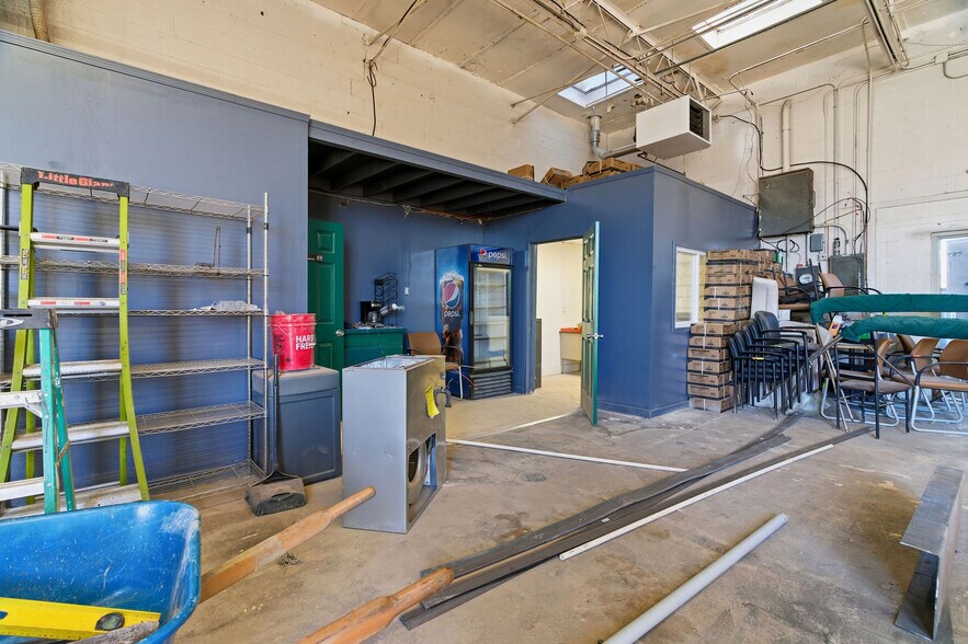 More Photos Of 6737 E Nine Mile Rd, Warren Warehouse For Lease