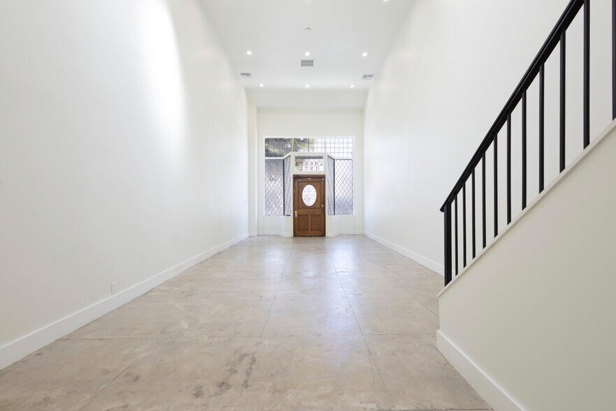 More Photos Of 245-251 S Robertson Blvd, Beverly Hills Storefront Retail Office For Lease