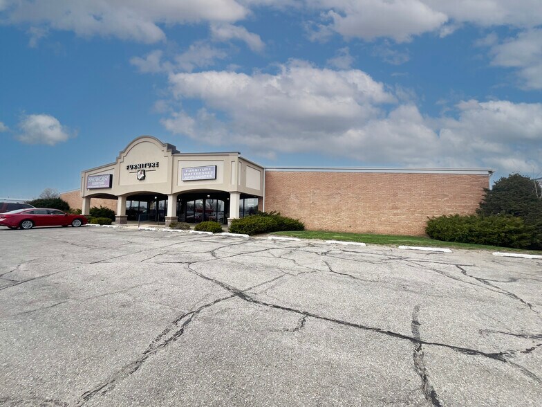 Primary Photo Of 904 W North St, Kendallville Storefront For Sale