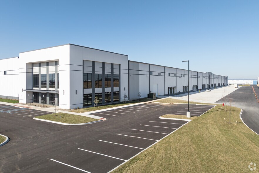 More Photos Of 370 Logistics ave, Jeffersonville Distribution For Lease