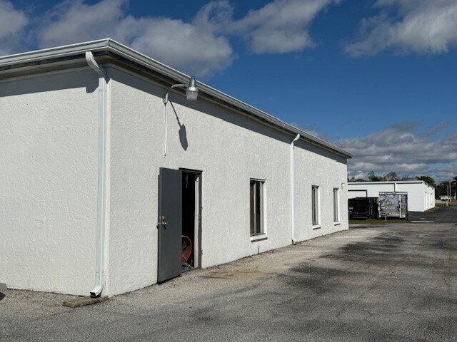 More Photos Of 1390 Commerce Blvd, Sarasota Unknown For Lease