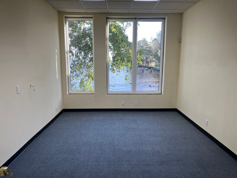 More Photos Of 3120-3131 E Riverside Dr, Fort Myers Research And Development For Lease