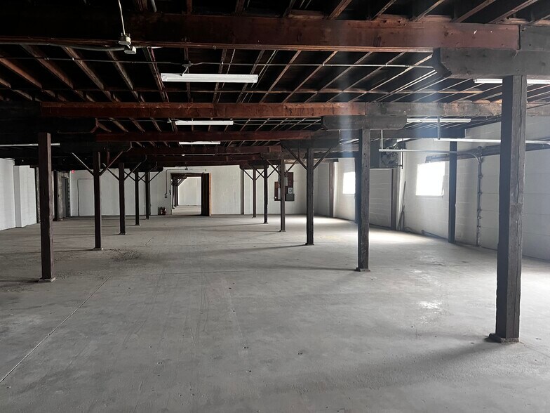 More Photos Of 603 E Washington St, Joliet Warehouse For Lease