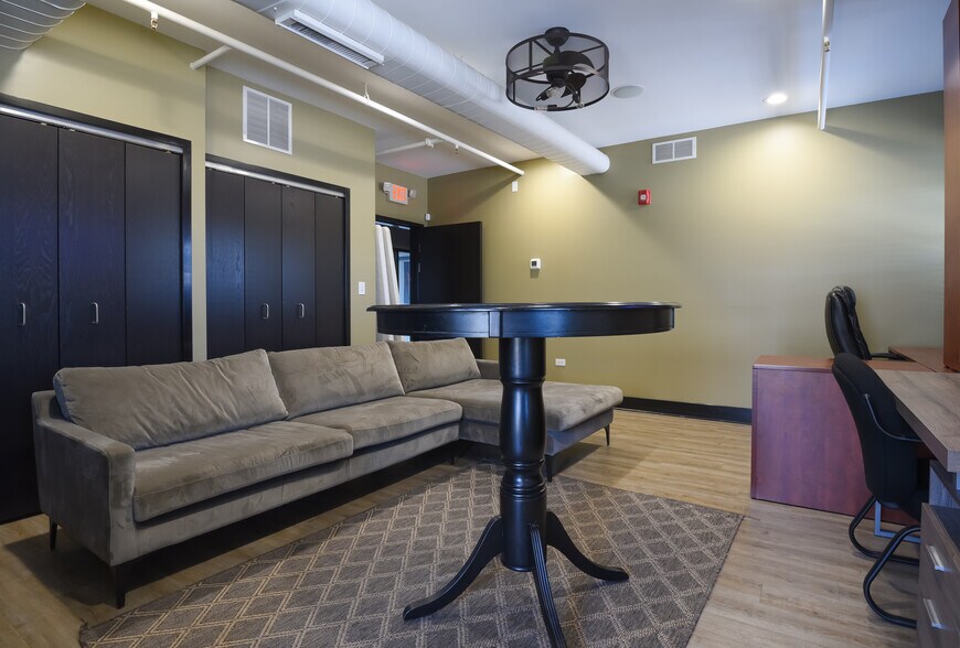 More Photos Of 2108-2260 Ferry Rd, Naperville Showroom For Sale