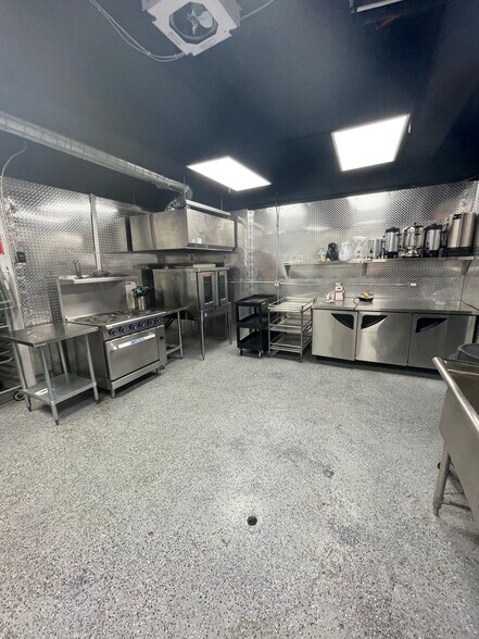 More Photos Of 3858-3870 Notre-Dame, Laval Office For Sale