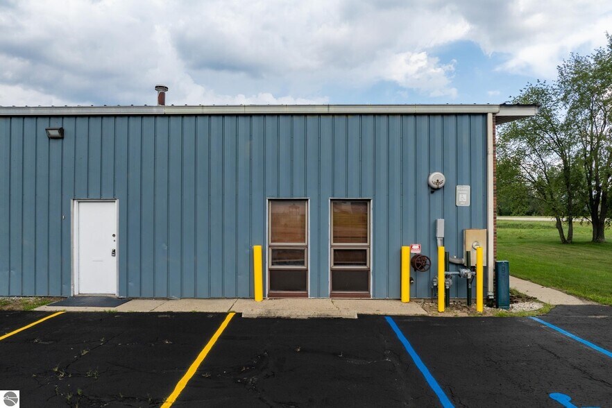 More Photos Of 910 Industrial Dr, Mount Pleasant Warehouse For Sale