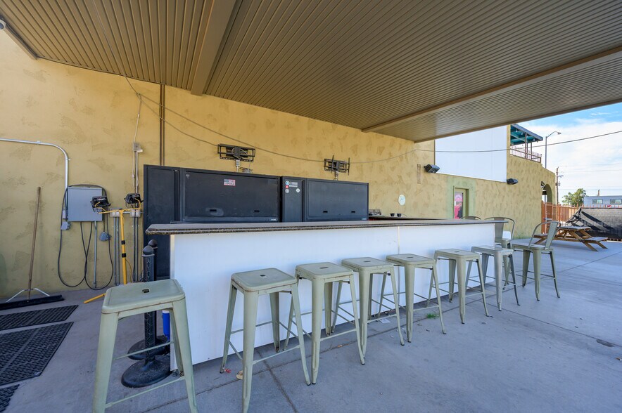 More Photos Of 877 Hancock Rd, Bullhead City Bar For Sale
