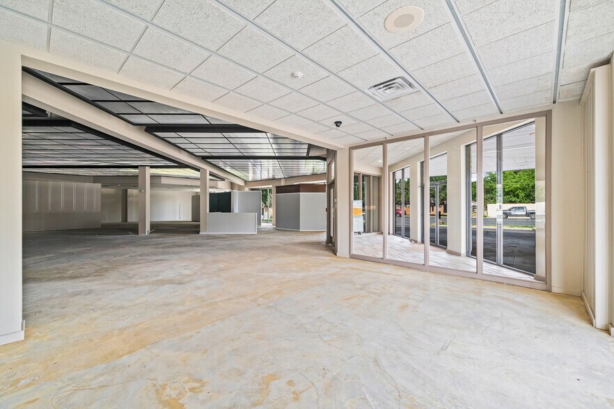 More Photos Of 7705 Quaker Ave, Lubbock Freestanding For Lease