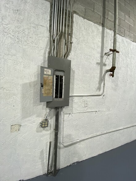 More Photos Of 6992-6994 NW 82nd Ave, Miami Warehouse For Lease