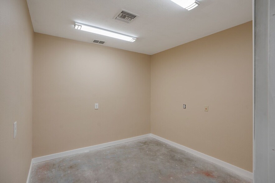 More Photos Of 1734 Apex Rd, Sarasota Warehouse For Lease