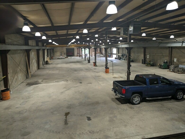 More Photos Of 1024 S 25th St, Van Buren Distribution For Lease