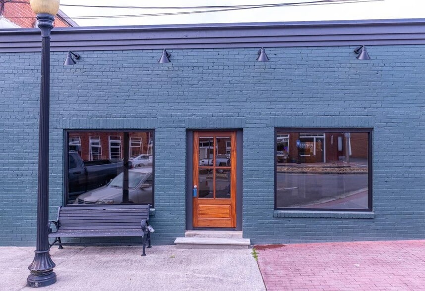 More Photos Of 110 E Market St, Chatsworth Flex For Sale