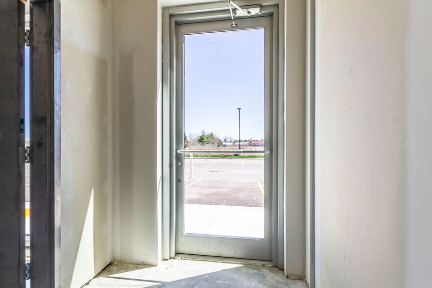 More Photos Of 585 Hanlon Creek Blvd, Guelph Showroom For Lease