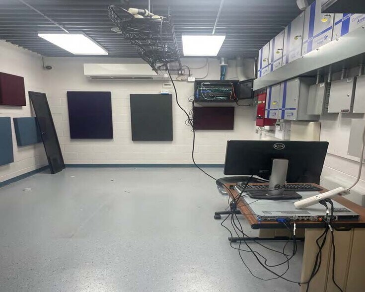 More Photos Of 2914 Independence Dr, Fort Wayne Light Distribution For Lease