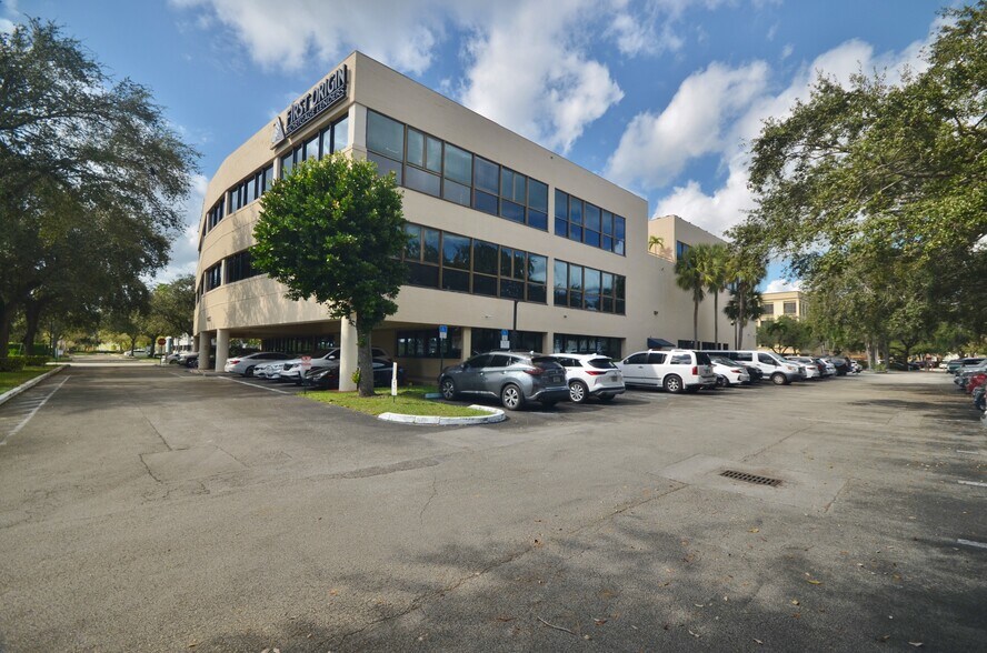 More Photos Of 14100 Palmetto Frontage Rd, Miami Lakes Office Residential For Lease