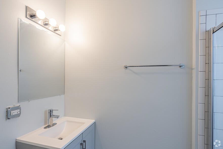 More Photos Of 6805 N Sheridan Rd, Chicago Apartments For Lease