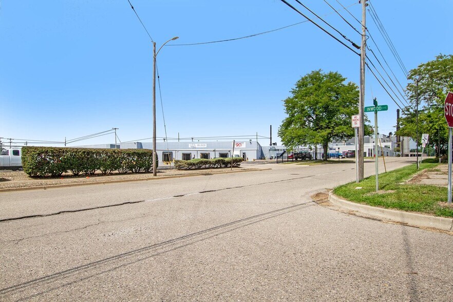 More Photos Of 600 N Clark St, Albion Auto Dealership For Sale