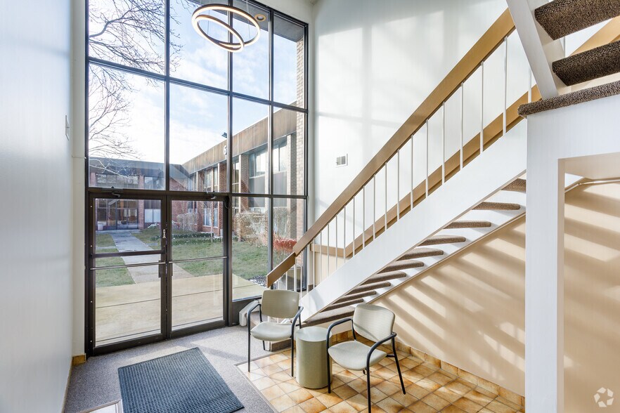 More Photos Of 667-675 E Big Beaver Rd, Troy Office For Lease