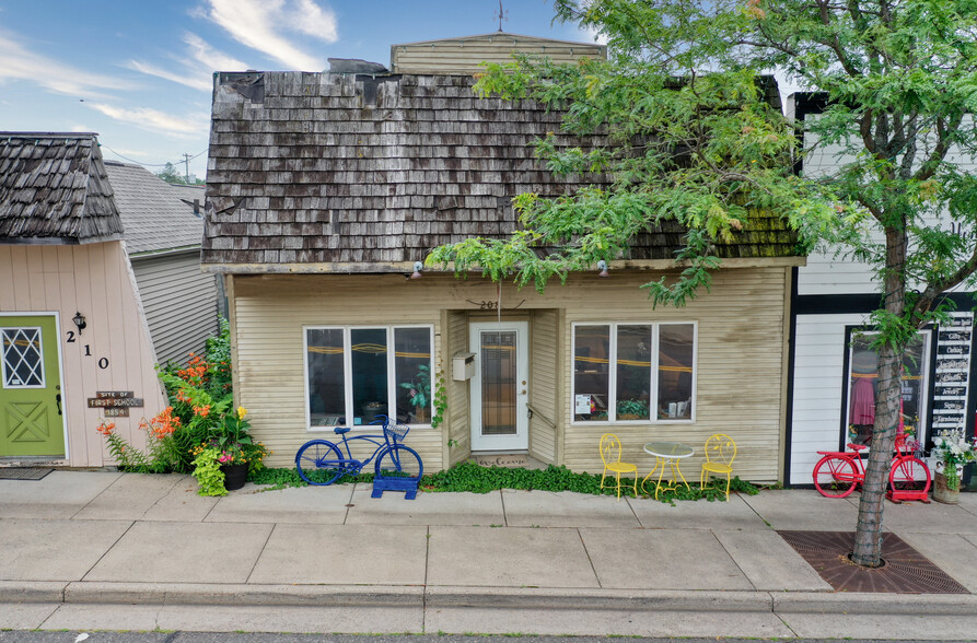 Primary Photo Of 208 S Cascade St, Osceola Storefront For Sale