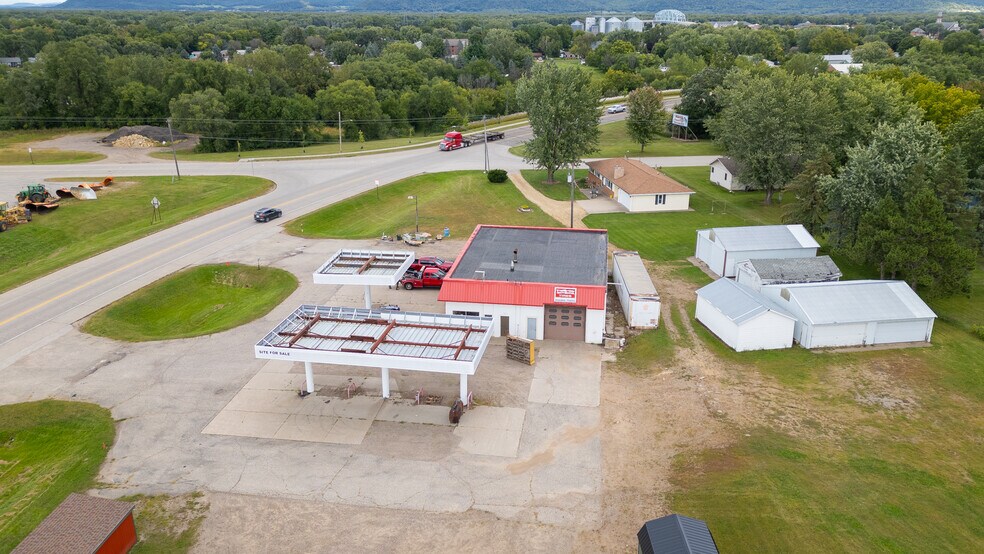 More Photos Of 900 Shields Ave, Wabasha General Retail For Sale