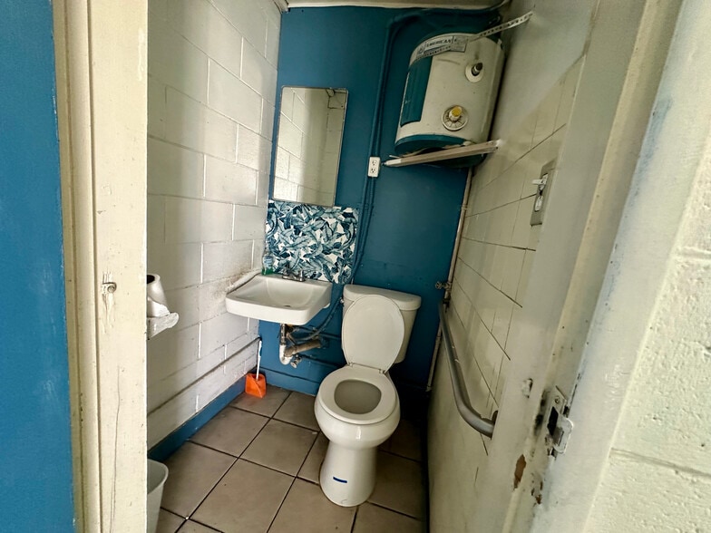 More Photos Of 514 Glenoaks Blvd, San Fernando Land For Lease