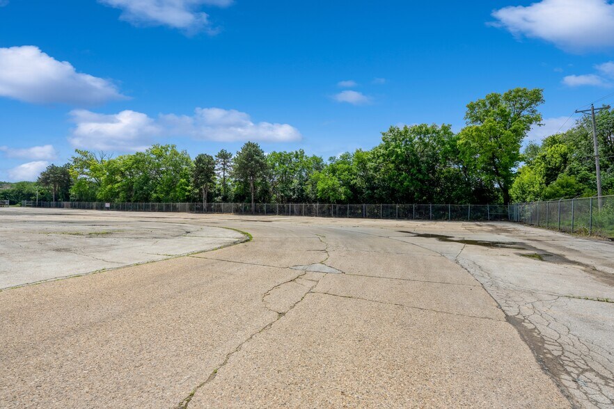 More Photos Of 2301 Fleur Dr, Des Moines Warehouse For Lease