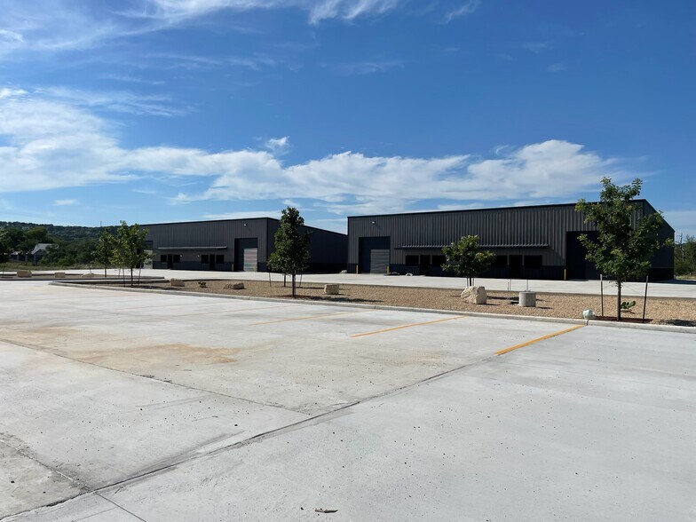 More Photos Of 606 Mill Run, Kerrville Warehouse For Lease