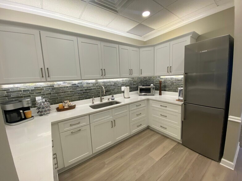 More Photos Of 590 W Crossville Rd, Roswell Coworking Space