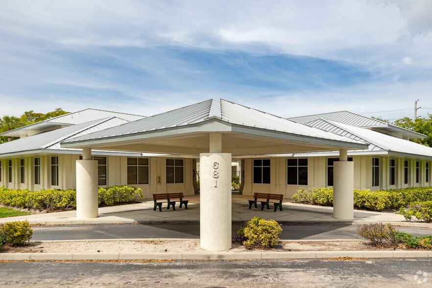 More Photos Of 681 Goodlette Rd N, Naples Medical For Lease