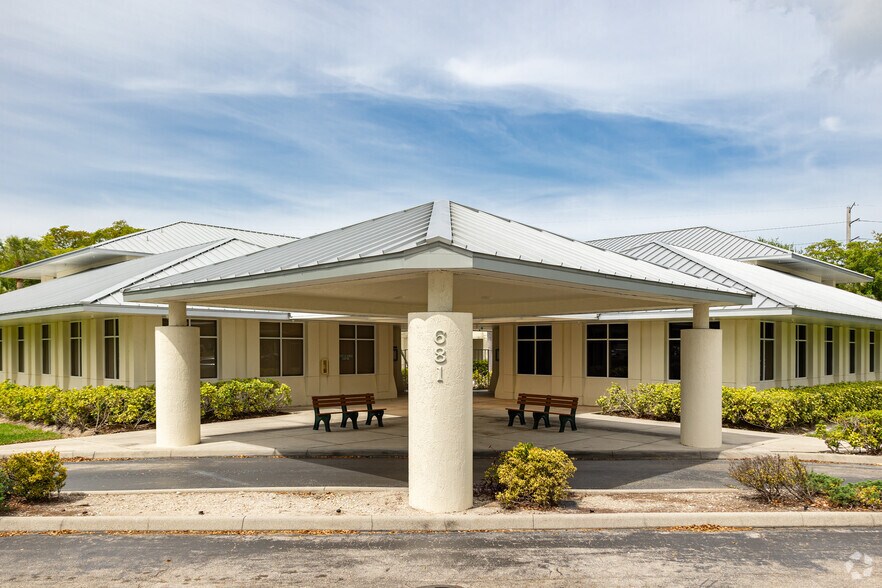 More Photos Of 681 Goodlette Rd N, Naples Medical For Sale