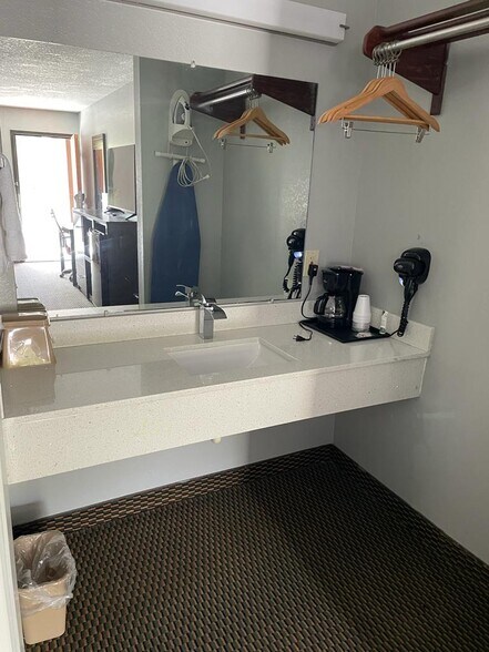 More Photos Of 1408 E Church St, Warren Hotel For Sale