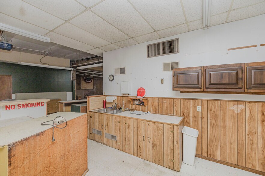 More Photos Of 110 N Poplar St, Hutchinson Warehouse For Sale