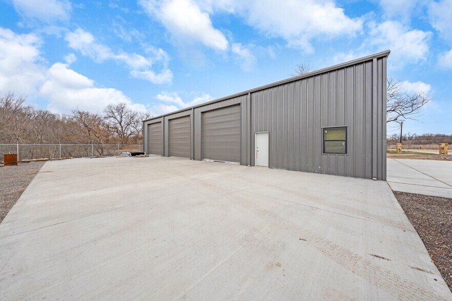More Photos Of 1240 Blackland Trl, Lavon Warehouse For Lease