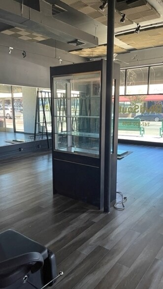 More Photos Of 4901 Dumetz Rd, Woodland Hills Storefront For Lease
