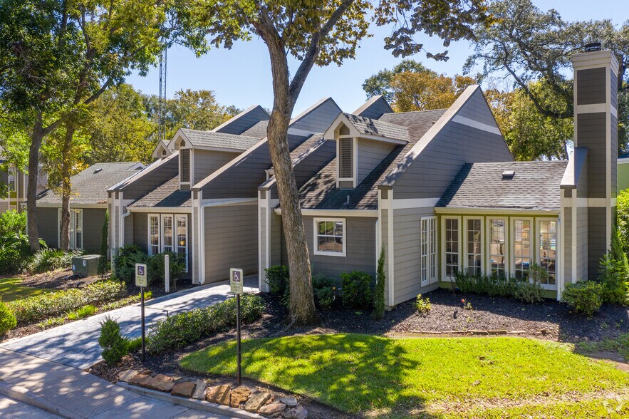 More Photos Of 127 W Plantation Dr, Lake Jackson Apartments For Sale