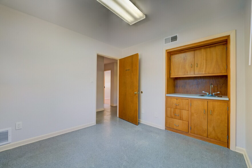 More Photos Of 4410 74th Ave, Hyattsville Medical For Lease
