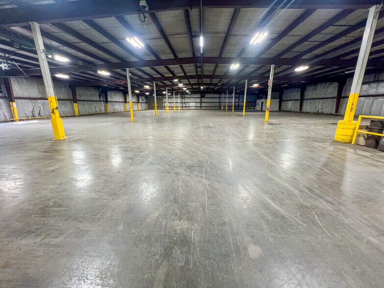 More Photos Of 2021 Illini Ave, Vandalia Manufacturing For Lease