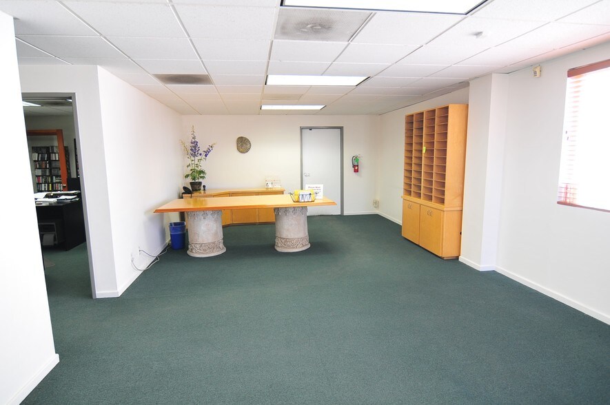 More Photos Of 1117 Chestnut St, Burbank Warehouse For Lease