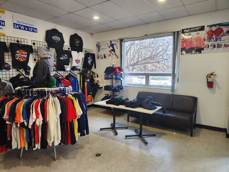 More Photos Of 1166-1200 W Chestnut St, Union Township Showroom For Lease