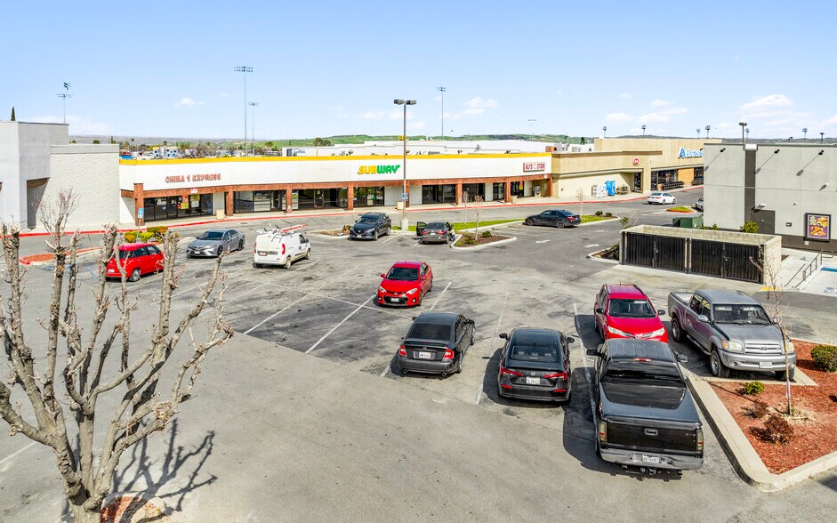 More Photos Of 1048-1072 Kern St, Taft Storefront Retail Office For Sale