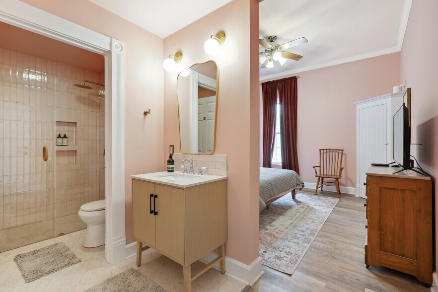 More Photos Of 4 Depot st, Elgin Hotel For Sale