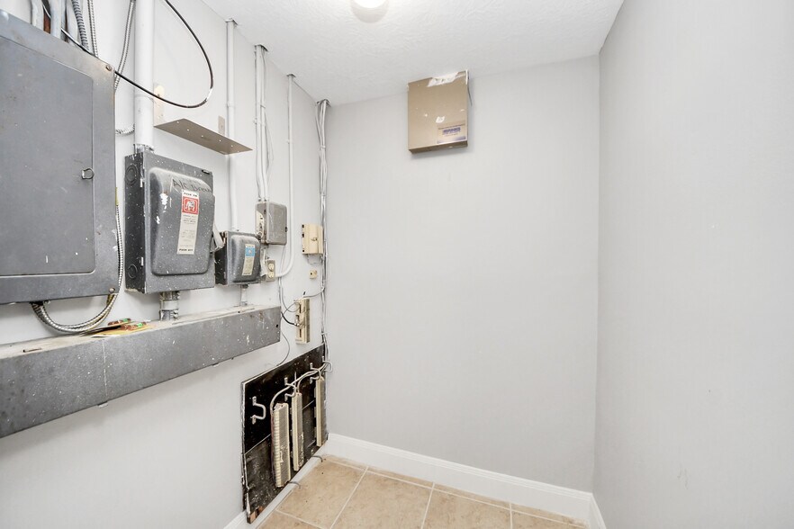 More Photos Of 2001 John St, Pasadena Office For Sale