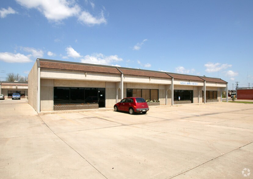 More Photos Of 241 W Wilshire Blvd, Oklahoma City Light Manufacturing For Lease