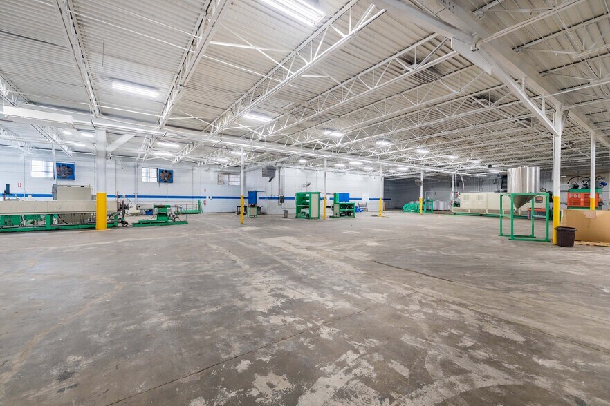 More Photos Of 28530 Reynolds St, Inkster Manufacturing For Lease
