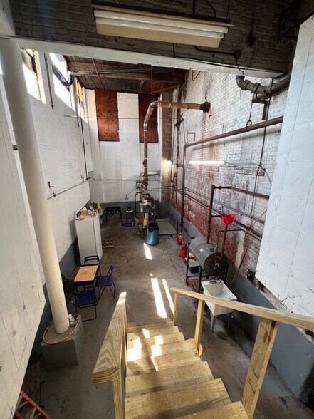 More Photos Of 19-29 Lafayette St, Hartford Distribution For Sale